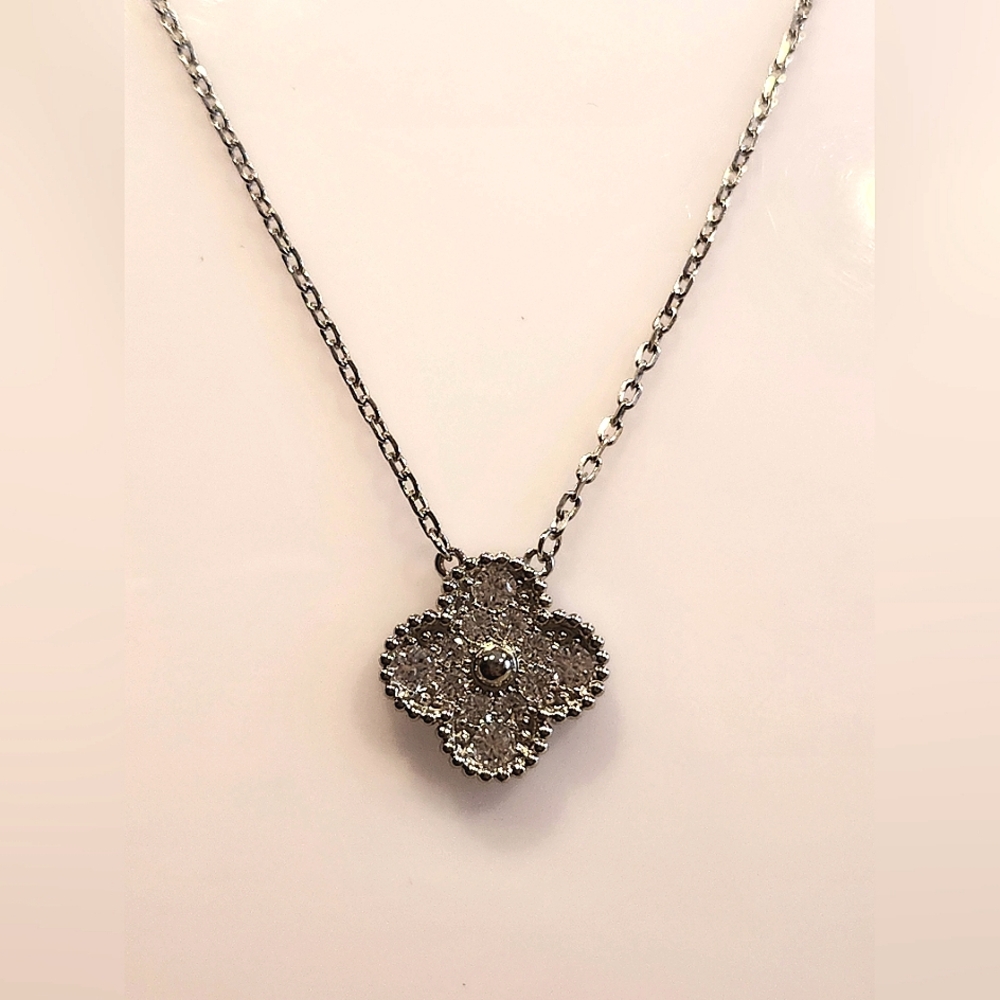 Clover Necklace.Stainels Steel Hupoallergenic. Moissanite. New popular design - Picture 10 of 15
